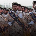 انتقال السلطة في إيران بدأ... فهل يشكل الجيش درع القيادة الجديدة بوجه "الحرس"؟